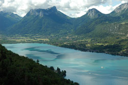 lac d Annecy et le massif des Bauges