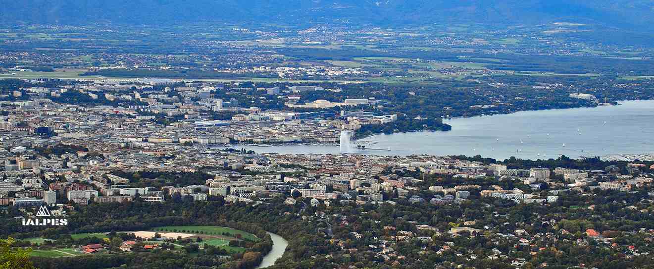 Panorama du téléphérique du Salève sur Genève et le lac Léman
