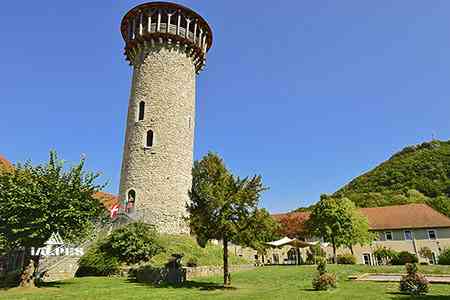 Cour et donjon chateau de Faverges