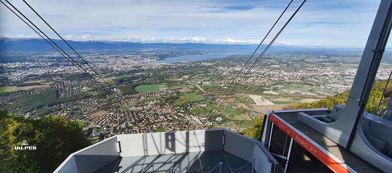 Panorama du téléphérique du Salève sur Genève et le lac Léman