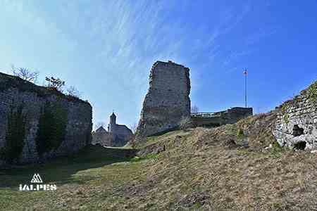 Vue sur Château-Neuf d'Allinges et la chapelle depuis Château-Vieux d'Allinges