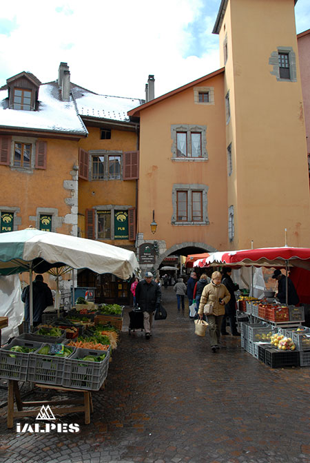 Annecy, marché dans la vieille-ville , Haute-Savoie
