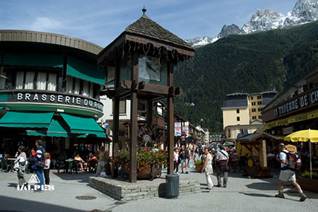 Place de l'horloge à Chamonix