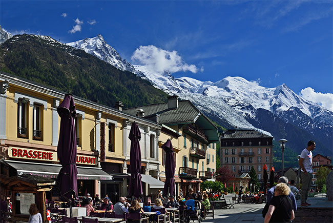 Terrasse de café à Chamonix, Haute-Savoie