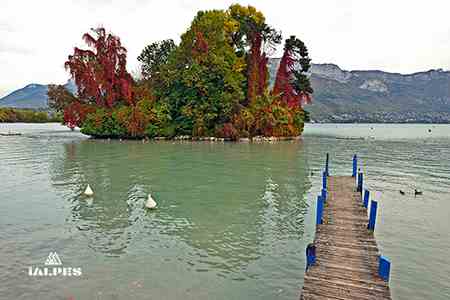 L'Ile aux cygne du lac d'Annecy