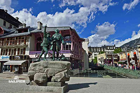 Chamonix statue Balmat et Desaussure