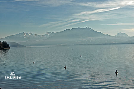 Lac d'Annecy dans la brume