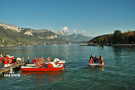 Location pédalo au lac d'Annecy