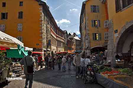 Jour de marché à Annecy, Haute-Savoie