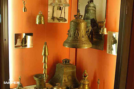 Musée de la Cloche Paccard, vitrine exposition de cloches