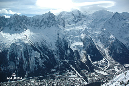 Vue plongeante sur Chamonix et le Mont-Blanc