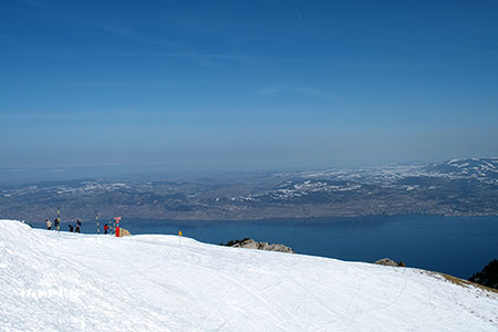 Piste ski Thollon-les-Mémises et vue lac Léman, Haute-Savoie